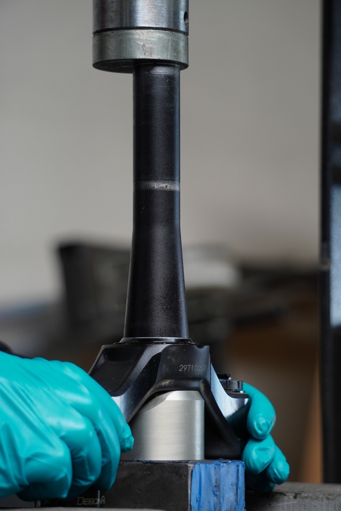 Remplacement pivot fourche VTT | Réparation et ajustement sur mesure